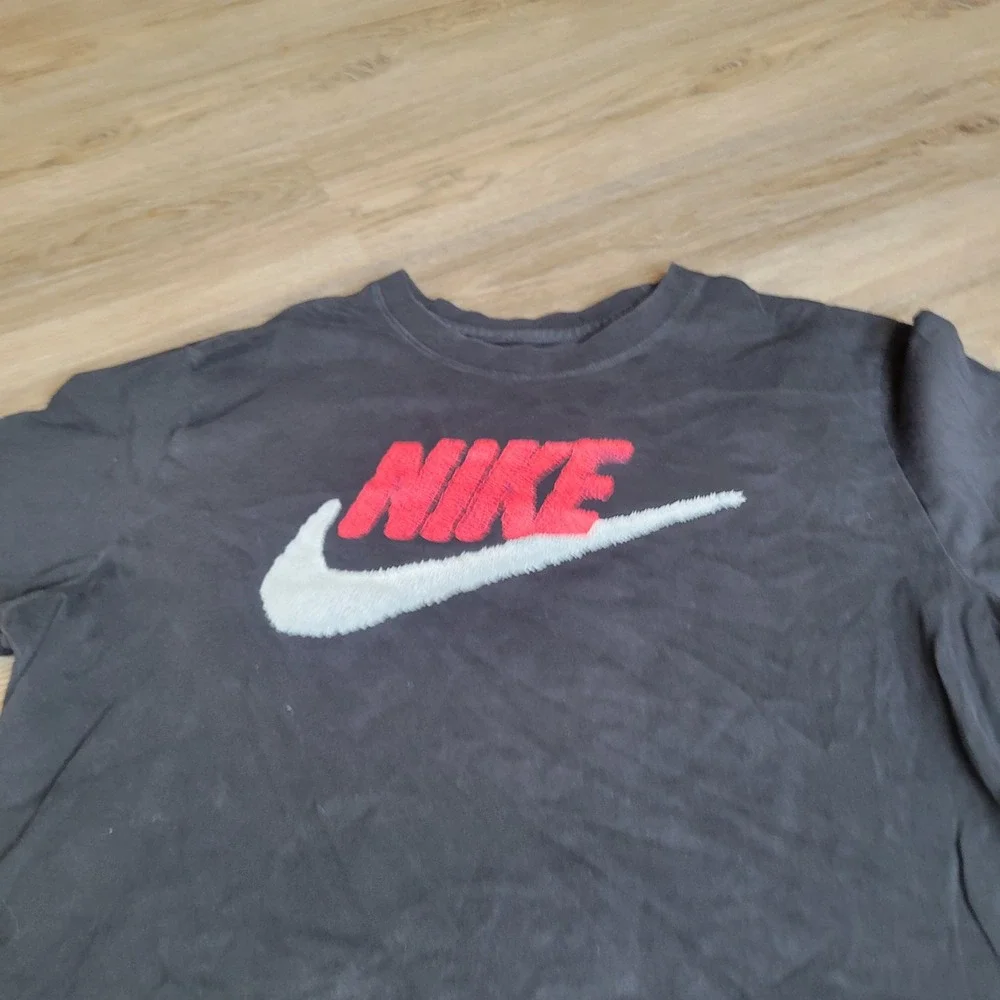 Nike Mens T-Shirt Medium Black Cotton Chenille Logo Graphic Athletic Casual Tee